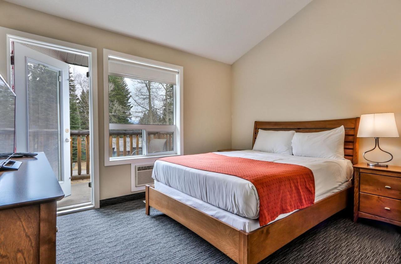 Banff Woods Lodge Канмор Экстерьер фото