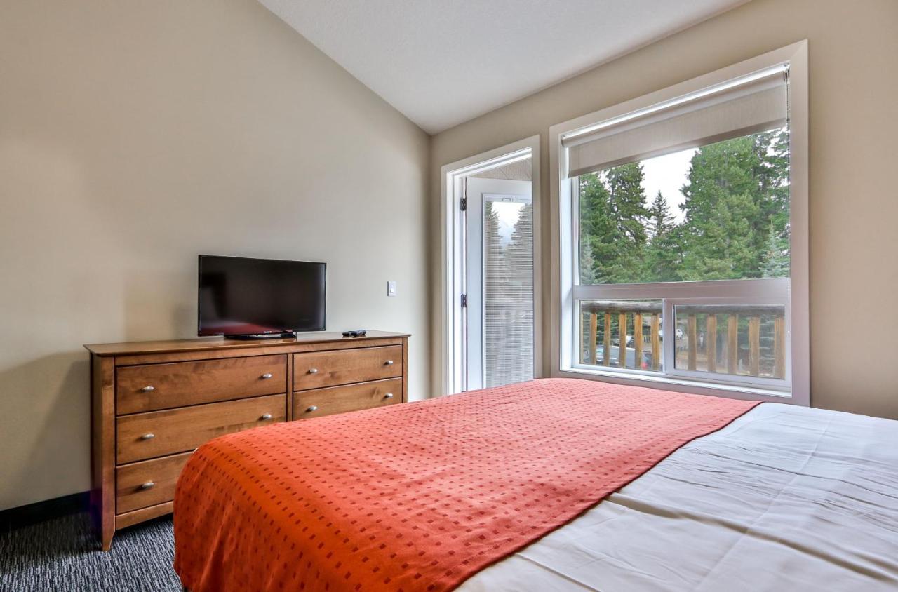 Banff Woods Lodge Канмор Экстерьер фото