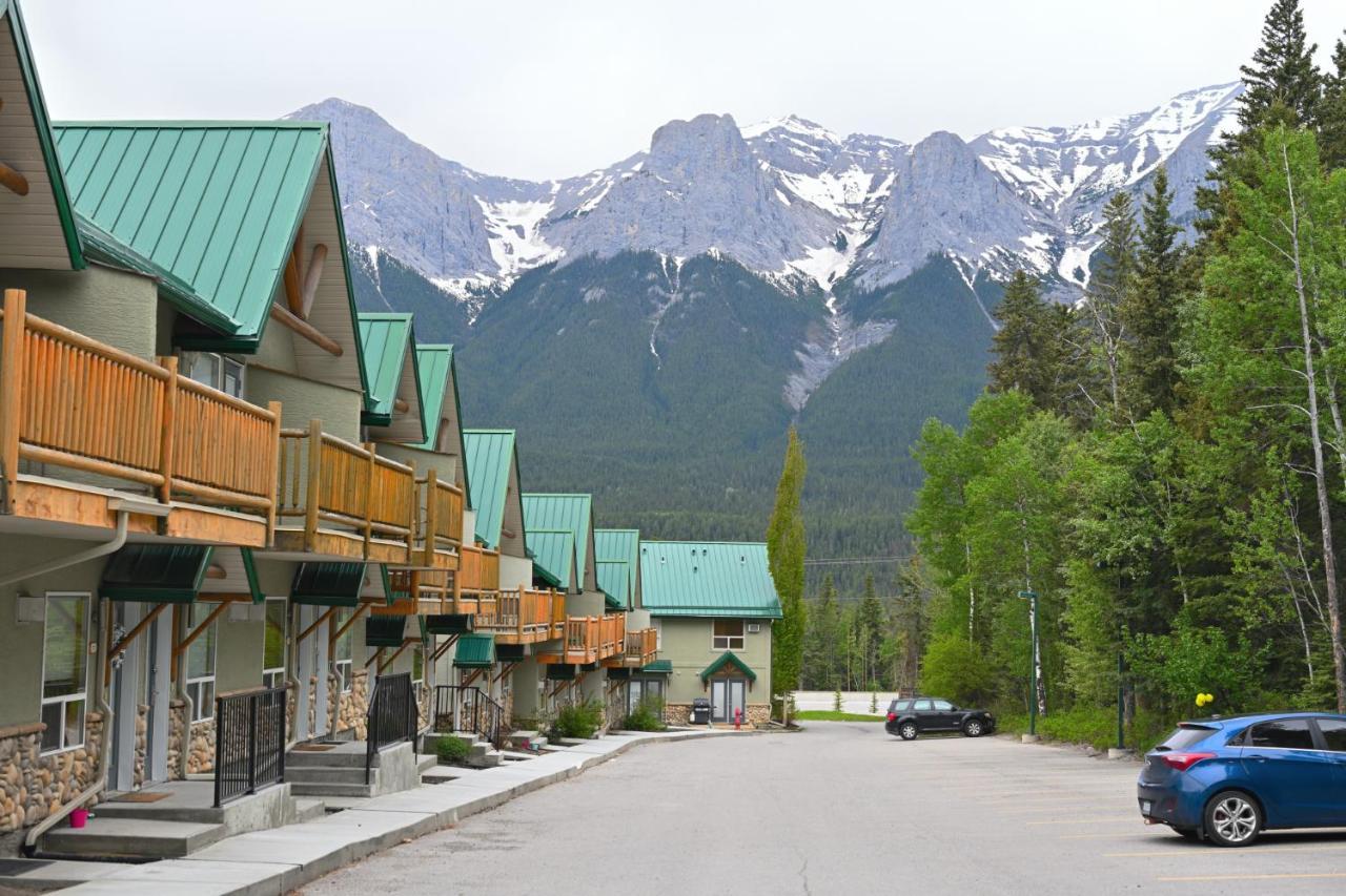 Banff Woods Lodge Канмор Экстерьер фото