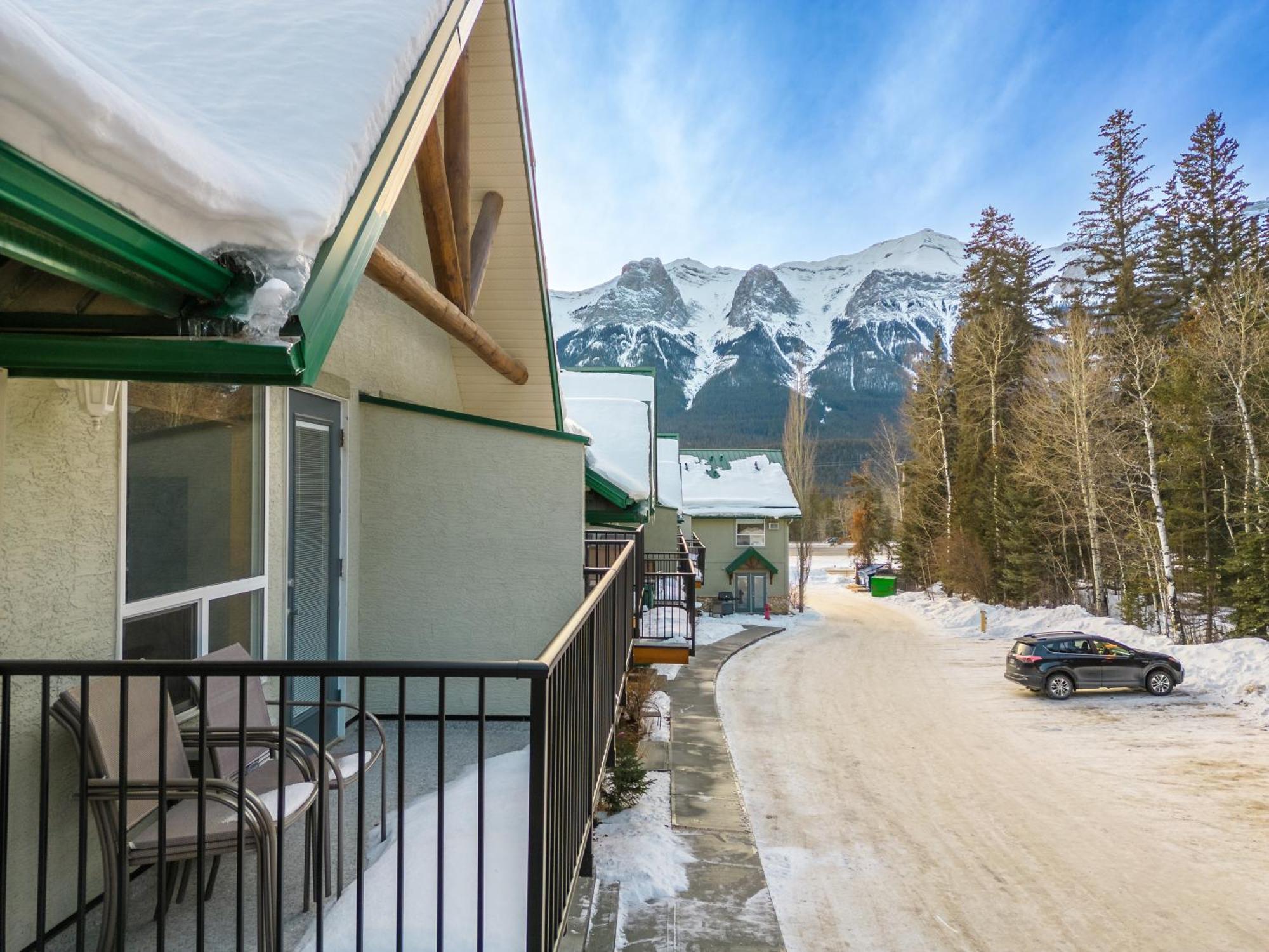 Banff Woods Lodge Канмор Экстерьер фото