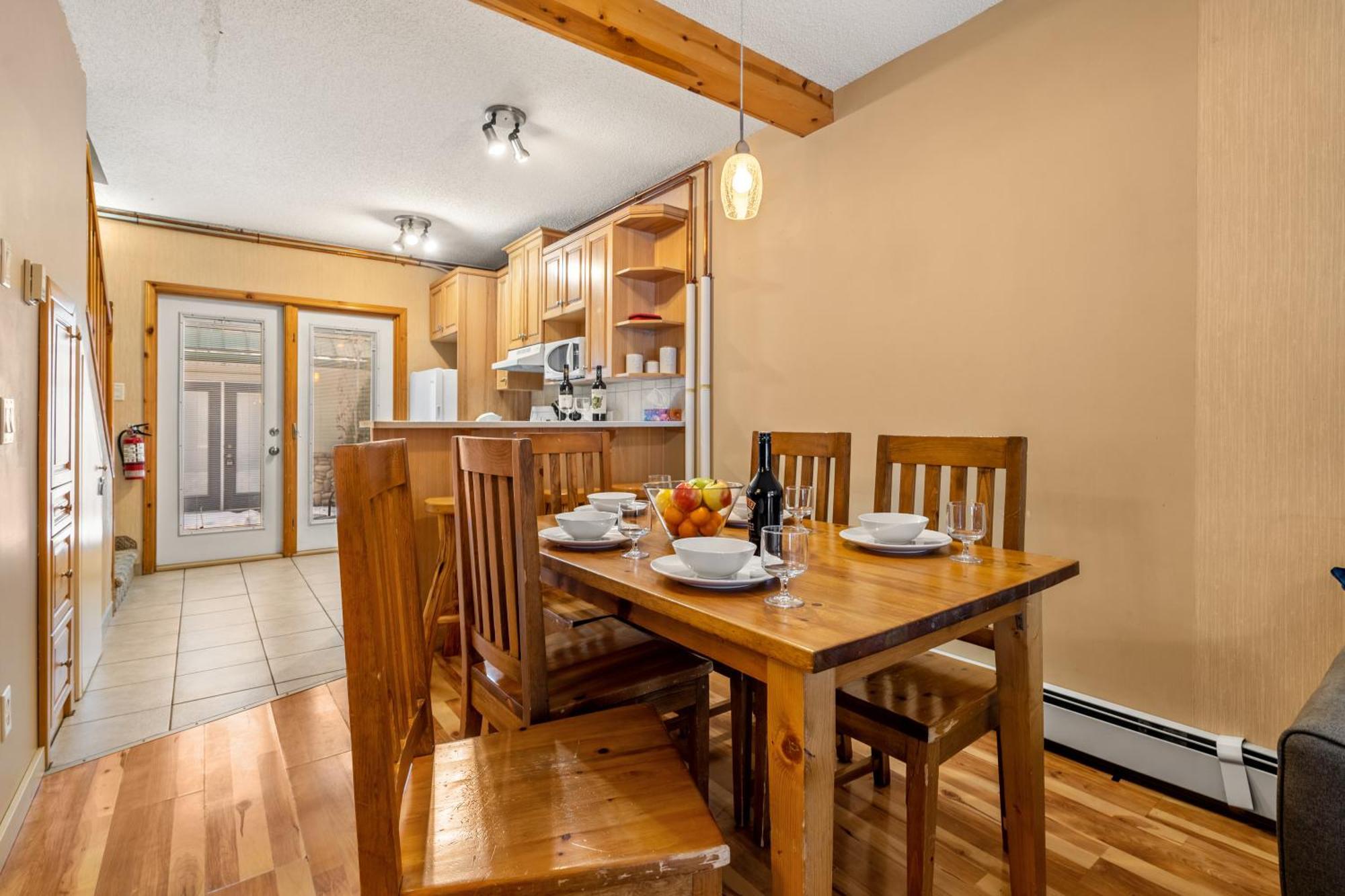 Banff Woods Lodge Канмор Экстерьер фото
