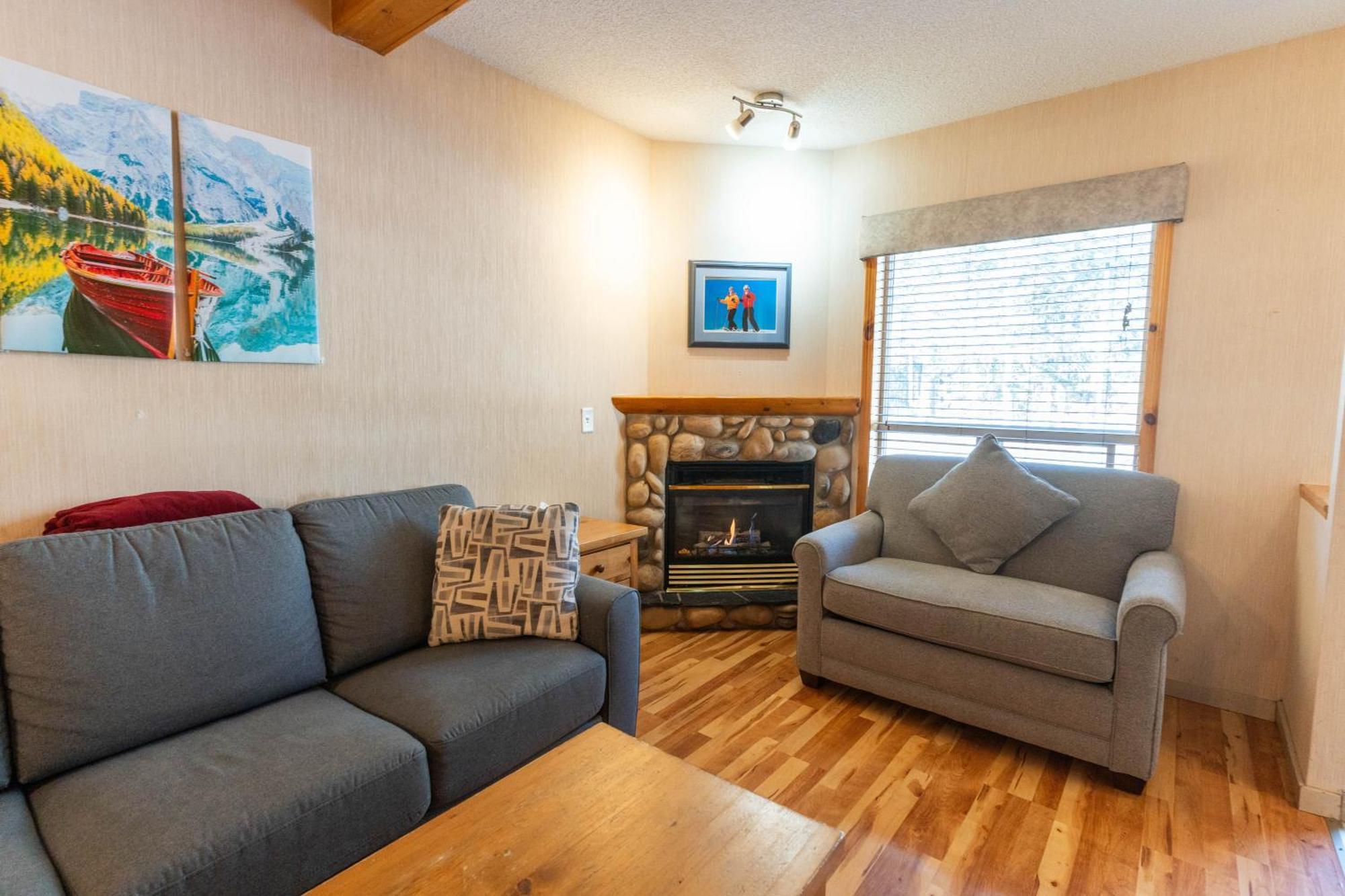 Banff Woods Lodge Канмор Экстерьер фото